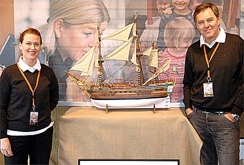 Swedbanks representanter från Luxemburg Cecilia Elm och Claes Fagerström visar bland annat en miniatyr av Götheborg i sitt sponsortält.